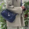 Sac Bandoulière Carré Unisexe en Tissu Oxford Alliez style et praticité avec ce sac à épaule unique grand format, conçu pour les hommes et les femmes.