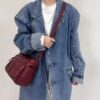 Sac Bandoulière Rétro pour Femme Laissez-vous séduire par ce nouveau sac à bandoulière au charme rétro irrésistible, pensé pour sublimer toutes vos tenues avec une touche d'élégance intemporelle.