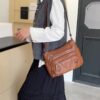 Sac Bandoulière Vintage pour Femme avec Bandoulière Réglable, Multiples Poches et Compartiments, Couleur Unie, Fermeture Éclair, Idéal pour les Trajets Quotidiens et le Travail, Excellente Idée Cadeau.