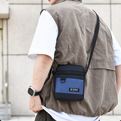 Cette pochette bandoulière pour homme est conçue pour offrir une solution de rangement compacte, pratique et polyvalente au quotidien.