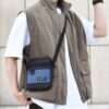 Cette pochette bandoulière pour homme est conçue pour offrir une solution de rangement compacte, pratique et polyvalente au quotidien.