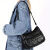 Sac Bandoulière Rétro pour Femme Laissez-vous séduire par ce nouveau sac à bandoulière au charme rétro irrésistible, pensé pour sublimer toutes vos tenues avec une touche d'élégance intemporelle.