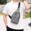 Sac à dos de randonnée et de voyage unisexe, léger et élégant. Conçu pour une épaule (bandoulière), il offre un espace de rangement pratique et neutre.