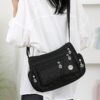 Sac Bandoulière Carré Unisexe en Tissu Oxford Alliez style et praticité avec ce sac à épaule unique grand format, conçu pour les hommes et les femmes.