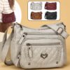 Sac à bandoulière tendance pour femme Un modèle uni et polyvalent, rehaussé d'un charmant détail en forme de cœur. Doté de multiples poches pratiques et d'une bandoulière facilement ajustable.