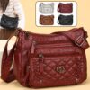 Sac à bandoulière tendance pour femme Un modèle uni et polyvalent, rehaussé d'un charmant détail en forme de cœur. Doté de multiples poches pratiques et d'une bandoulière facilement ajustable.
