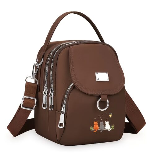 Craquez pour ce charmant petit sac à bandoulière au motif de chat porte-bonheur ! Confectionné en tissu Oxford robuste et raffiné, c'est le cadeau parfait à offrir ou à s'offrir.