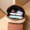 Le sac bohème indispensable des vacances ! Pochette téléphone en paille tressée, finitions à gland et nouveau rabat supérieur. Un look croisé ultra-décontracté.