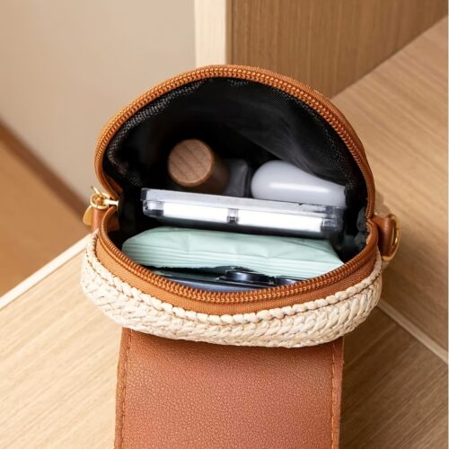 Le sac bohème indispensable des vacances ! Pochette téléphone en paille tressée, finitions à gland et nouveau rabat supérieur. Un look croisé ultra-décontracté.