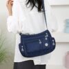 Sac Bandoulière Carré Unisexe en Tissu Oxford Alliez style et praticité avec ce sac à épaule unique grand format, conçu pour les hommes et les femmes.