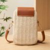 Le sac bohème indispensable des vacances ! Pochette téléphone en paille tressée, finitions à gland et nouveau rabat supérieur. Un look croisé ultra-décontracté.