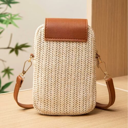 Le sac bohème indispensable des vacances ! Pochette téléphone en paille tressée, finitions à gland et nouveau rabat supérieur. Un look croisé ultra-décontracté.