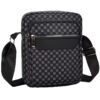 Sac Bandoulière Unisexe – Compact & Sportwear Pensé pour l'automne et l'hiver, ce sac bandoulière au design carré allie élégance urbaine et esprit sportif. Compact et léger, il est doté d'une sangle réglable pour un confort sur-mesure lors de toutes vos activités.