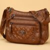 Sac à bandoulière tendance pour femme Un modèle uni et polyvalent, rehaussé d'un charmant détail en forme de cœur. Doté de multiples poches pratiques et d'une bandoulière facilement ajustable.