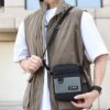 Cette pochette bandoulière pour homme est conçue pour offrir une solution de rangement compacte, pratique et polyvalente au quotidien.
