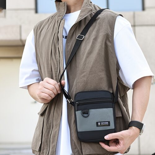 Cette pochette bandoulière pour homme est conçue pour offrir une solution de rangement compacte, pratique et polyvalente au quotidien.