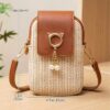Le sac bohème indispensable des vacances ! Pochette téléphone en paille tressée, finitions à gland et nouveau rabat supérieur. Un look croisé ultra-décontracté.