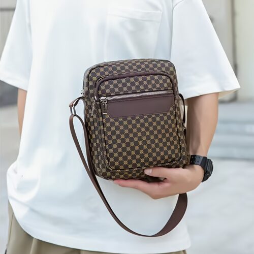Sac Bandoulière Unisexe – Compact & Sportwear Pensé pour l'automne et l'hiver, ce sac bandoulière au design carré allie élégance urbaine et esprit sportif. Compact et léger, il est doté d'une sangle réglable pour un confort sur-mesure lors de toutes vos activités.
