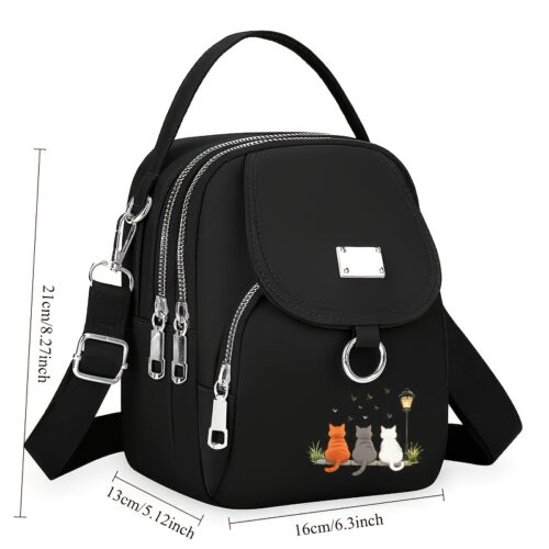 Craquez pour ce charmant petit sac à bandoulière au motif de chat porte-bonheur ! Confectionné en tissu Oxford robuste et raffiné, c'est le cadeau parfait à offrir ou à s'offrir.