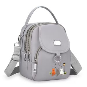 Craquez pour ce charmant petit sac à bandoulière au motif de chat porte-bonheur ! Confectionné en tissu Oxford robuste et raffiné, c'est le cadeau parfait à offrir ou à s'offrir.