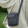 Sac Bandoulière Unisexe – Compact & Sportwear Pensé pour l'automne et l'hiver, ce sac bandoulière au design carré allie élégance urbaine et esprit sportif. Compact et léger, il est doté d'une sangle réglable pour un confort sur-mesure lors de toutes vos activités.