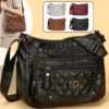 Sac à bandoulière tendance pour femme Un modèle uni et polyvalent, rehaussé d'un charmant détail en forme de cœur. Doté de multiples poches pratiques et d'une bandoulière facilement ajustable.