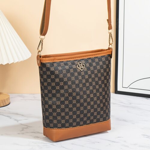 Craquez pour ce sac bob au charme rétro affirmé, mêlant imprimés géométriques, fleurs et pois. Pratique avec sa grande capacité et sa bandoulière ajustable, c'est le compagnon idéal de vos déplacements de tous les jours.