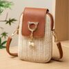 Le sac bohème indispensable des vacances ! Pochette téléphone en paille tressée, finitions à gland et nouveau rabat supérieur. Un look croisé ultra-décontracté.