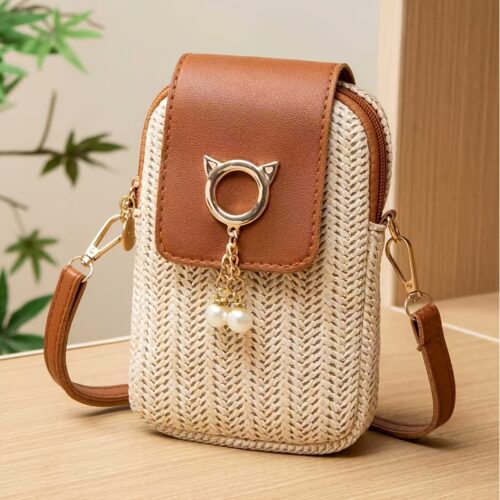 Le sac bohème indispensable des vacances ! Pochette téléphone en paille tressée, finitions à gland et nouveau rabat supérieur. Un look croisé ultra-décontracté.