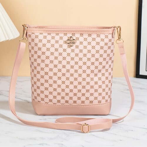 Craquez pour ce sac bob au charme rétro affirmé, mêlant imprimés géométriques, fleurs et pois. Pratique avec sa grande capacité et sa bandoulière ajustable, c'est le compagnon idéal de vos déplacements de tous les jours.