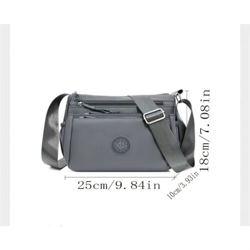 Sac Bandoulière Spacieux en Nylon Oxford L'allié chic et ultra-pratique des femmes et des mamans actives. Pensé pour les déplacements du quotidien ou les voyages.