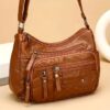 Sac Messager Unisexe "Automne-Hiver" : Le Cadeau Idéal de Noël. Un sac bandoulière tendance, pratique et mixte, avec des zips multiples au look décontracté et original.