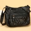 Sac à bandoulière tendance pour femme Un modèle uni et polyvalent, rehaussé d'un charmant détail en forme de cœur. Doté de multiples poches pratiques et d'une bandoulière facilement ajustable.