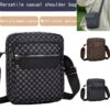 Sac Bandoulière Unisexe – Compact & Sportwear Pensé pour l'automne et l'hiver, ce sac bandoulière au design carré allie élégance urbaine et esprit sportif. Compact et léger, il est doté d'une sangle réglable pour un confort sur-mesure lors de toutes vos activités.