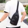 Sac à dos de randonnée et de voyage unisexe, léger et élégant. Conçu pour une épaule (bandoulière), il offre un espace de rangement pratique et neutre.