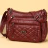 Sac à bandoulière tendance pour femme Un modèle uni et polyvalent, rehaussé d'un charmant détail en forme de cœur. Doté de multiples poches pratiques et d'une bandoulière facilement ajustable.