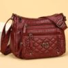 Sac à bandoulière tendance pour femme Un modèle uni et polyvalent, rehaussé d'un charmant détail en forme de cœur. Doté de multiples poches pratiques et d'une bandoulière facilement ajustable.