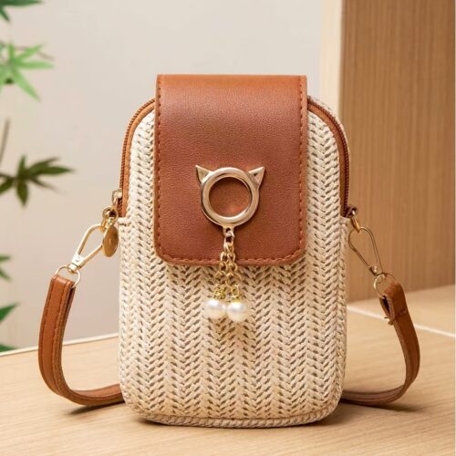 Le sac bohème indispensable des vacances ! Pochette téléphone en paille tressée, finitions à gland et nouveau rabat supérieur. Un look croisé ultra-décontracté.