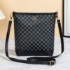 Craquez pour ce sac bob au charme rétro affirmé, mêlant imprimés géométriques, fleurs et pois. Pratique avec sa grande capacité et sa bandoulière ajustable, c'est le compagnon idéal de vos déplacements de tous les jours.