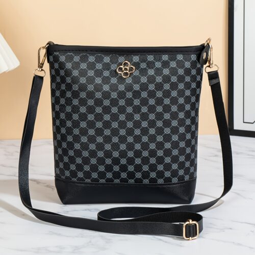 Craquez pour ce sac bob au charme rétro affirmé, mêlant imprimés géométriques, fleurs et pois. Pratique avec sa grande capacité et sa bandoulière ajustable, c'est le compagnon idéal de vos déplacements de tous les jours.