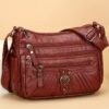 Sac Bandoulière Rétro pour Femme Laissez-vous séduire par ce nouveau sac à bandoulière au charme rétro irrésistible, pensé pour sublimer toutes vos tenues avec une touche d'élégance intemporelle.