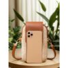 Le sac bohème indispensable des vacances ! Pochette téléphone en paille tressée, finitions à gland et nouveau rabat supérieur. Un look croisé ultra-décontracté.