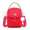 Apportez une touche de style décontracté et estival à votre collection avec ce lot de 2 pièces (comprenant un sac carré et son accessoire coordonné.