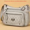Sac à bandoulière tendance pour femme Un modèle uni et polyvalent, rehaussé d'un charmant détail en forme de cœur. Doté de multiples poches pratiques et d'une bandoulière facilement ajustable.