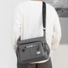 Sac à documents - Sac carré neutre pour hommes et femmes, sac bandoulière simple, sac à bandoulière, multi-poches, décontracté, pour les trajets domicile-travail, sac messager [Sens de la fermeture éclair, lettres brodées aléatoires]