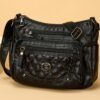 Sac à bandoulière tendance pour femme Un modèle uni et polyvalent, rehaussé d'un charmant détail en forme de cœur. Doté de multiples poches pratiques et d'une bandoulière facilement ajustable.