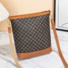 Craquez pour ce sac bob au charme rétro affirmé, mêlant imprimés géométriques, fleurs et pois. Pratique avec sa grande capacité et sa bandoulière ajustable, c'est le compagnon idéal de vos déplacements de tous les jours.