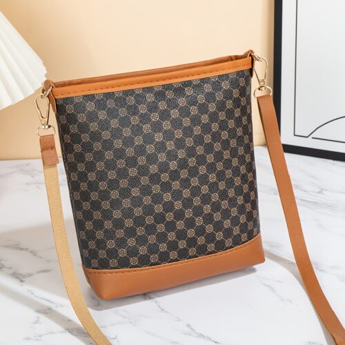 Craquez pour ce sac bob au charme rétro affirmé, mêlant imprimés géométriques, fleurs et pois. Pratique avec sa grande capacité et sa bandoulière ajustable, c'est le compagnon idéal de vos déplacements de tous les jours.