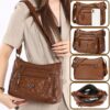 Sac à bandoulière tendance pour femme Un modèle uni et polyvalent, rehaussé d'un charmant détail en forme de cœur. Doté de multiples poches pratiques et d'une bandoulière facilement ajustable.