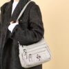 Sac Bandoulière Rétro pour Femme Laissez-vous séduire par ce nouveau sac à bandoulière au charme rétro irrésistible, pensé pour sublimer toutes vos tenues avec une touche d'élégance intemporelle.